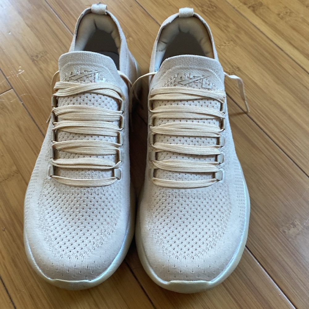 Beautiful APL ladies sneaker EUC